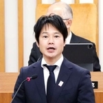 　山形県西川町議会の本会議で発言する菅野大志町長＝２７日午前