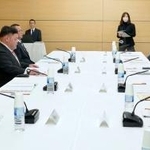 　米軍普天間飛行場代替施設の建設を巡り、対策を話し合う協議会に臨む沖縄県名護市の渡具知武豊市長（左から２人目）＝２７日午後、首相官邸