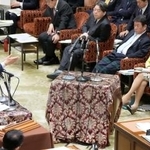 　衆院予算委で、高市首相（右端）に質問する中道改革連合の小川代表＝２７日午前