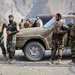 　２７日、パキスタンとアフガニスタンの国境トルカム周辺に集まったタリバン兵（ＡＰ＝共同）