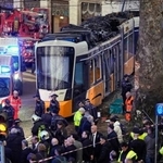 　路面電車が脱線した現場での救助活動＝２７日、ミラノ（ＡＰ＝共同）