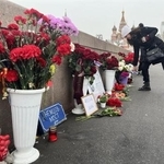 　２７日、野党指導者のネムツォフ元第１副首相の暗殺現場に花を手向ける人＝モスクワ（共同）