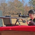 　ライフルの試し撃ちをする北朝鮮の金正恩朝鮮労働党総書記の娘＝２月２７日（朝鮮中央通信＝共同）