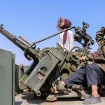 　パキスタンの戦闘機を警戒するタリバン兵士＝２７日、アフガニスタン・ホスト州（ロイター＝共同）