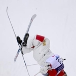 　女子モーグル決勝１回目　エアを決める冨高日向子＝たいらスキー場