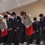 　最後の営業を終え、来店客らに頭を下げて閉店する名鉄百貨店の石川仁志社長（左から２人目）と本店の従業員ら＝２８日夜、名古屋市