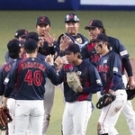 　中日に勝利し、タッチを交わす日本代表の選手たち＝バンテリンドーム