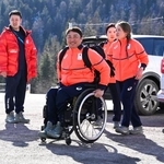 　ミラノ・コルティナ冬季パラリンピックの選手村に到着したアルペンスキー男子座位の森井大輝（中央）＝２８日、イタリア・コルティナダンペッツォ（共同）