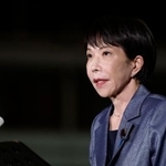 　米国とイスラエルによるイラン攻撃を受け、記者団の取材に応じる高市首相＝２８日深夜、首相官邸