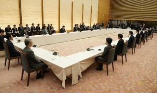 　「社会保障国民会議」の初会合＝２月２６日、首相官邸