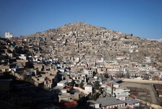 　アフガニスタンの首都カブールの町並み＝２月２８日（ロイター＝共同）