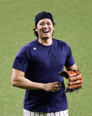 　練習中に笑顔を見せる大谷＝京セラドーム