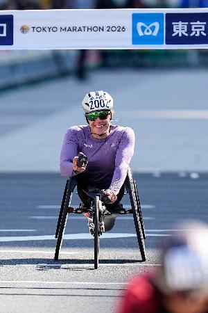 　車いすの部女子で優勝したカテリーヌ・デブルナー＝東京都千代田区