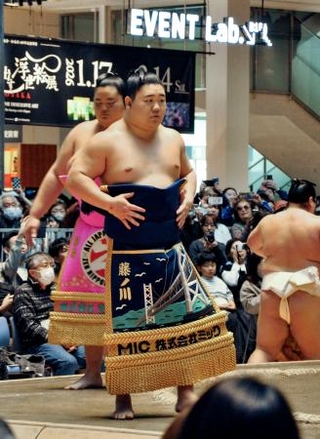 　「グランフロント大阪」で開催された大相撲イベントで、土俵入りする藤ノ川（手前）＝１日、大阪市北区