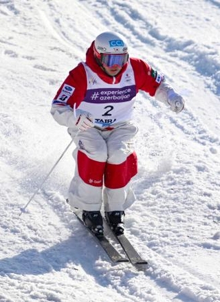 　男子デュアルモーグル決勝　コブを攻める堀島行真＝たいらスキー場　