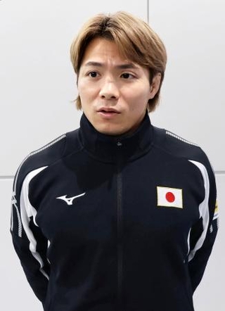 　柔道のグランドスラムタシケント大会から帰国し、取材に応じる阿部一二三＝２日、成田空港