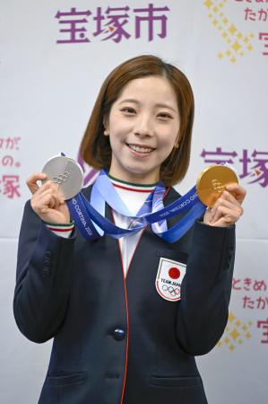 　兵庫県宝塚市役所でメダルを手にする「りくりゅう」ペアの三浦璃来選手＝２日午後