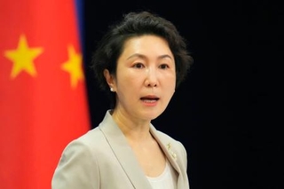 　記者会見する中国外務省の毛寧報道局長＝２日、北京（共同）