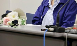 　性犯罪被害者らを対象にしたアンケートの結果について記者会見する女性検事＝２日午後、東京都内