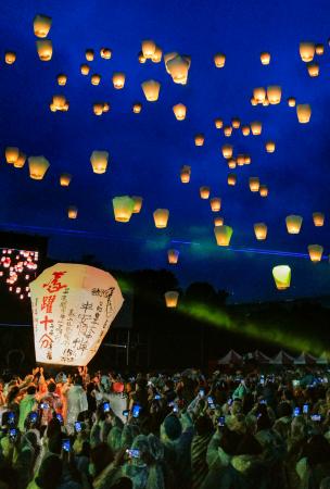 　台湾北部の新北市平渓で夜空に放たれたランタン＝３日（共同）