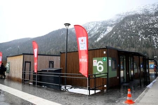 　報道公開された、ミラノ・コルティナ冬季パラリンピックの選手村。コンテナ型の宿泊施設が用いられている＝３日、イタリア・コルティナダンペッツォ（共同）