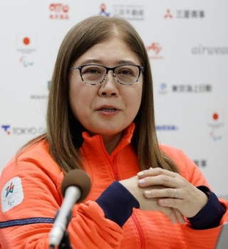 　記者会見するミラノ・コルティナ冬季パラリンピック日本選手団の大日方邦子団長＝３日、イタリア・コルティナダンペッツォ（共同）