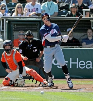 　ジャイアンツ戦の１回、先制の２点打を放つ米国のジャッジ＝スコッツデール（共同）