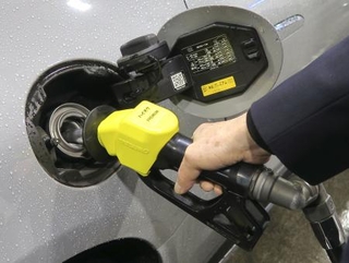 　東京都内のガソリンスタンド＝３日