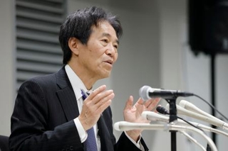 　記者会見する清算人の伊藤尚弁護士＝４日夜、東京都中央区