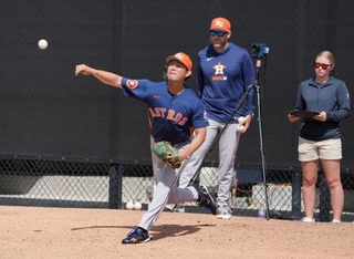 　ブルペンで投球練習するアストロズ・今井＝ウェストパームビーチ（共同）