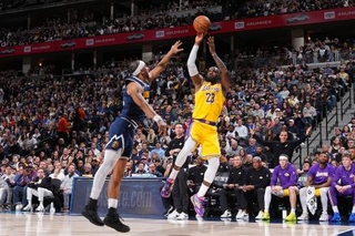 　通算最多記録を更新したＬ・ジェームズ（右）＝５日（ＮＢＡＥ・ゲッティ＝共同）