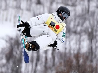 　男子ハーフパイプ予選　技を決める戸塚優斗＝札幌市ばんけい