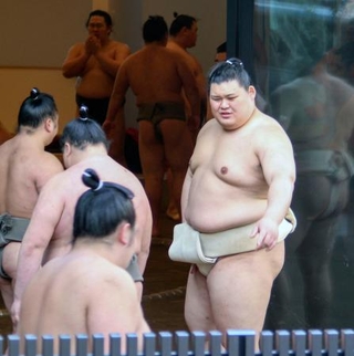 　稽古で若い衆に助言する大の里＝大阪府東大阪市の二所ノ関部屋宿舎