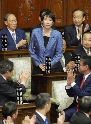 　昨年１０月、衆院本会議で第１０４代首相に指名され、起立する自民党の高市早苗総裁。憲政史上初となる女性首相が誕生した。