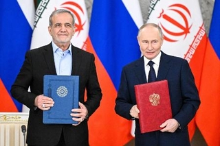 　昨年１月、包括的戦略パートナーシップ条約の署名式に臨むロシアのプーチン大統領（右）とイランのペゼシュキアン大統領＝モスクワ（タス＝共同）