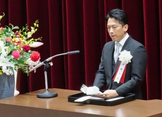 　防衛医科大学校の卒業式であいさつする小泉防衛相＝７日午前、埼玉県所沢市