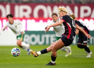 　鹿島-東京Ｖ　前半終了間際、チーム２点目となるＰＫを決める鹿島・鈴木＝メルスタ