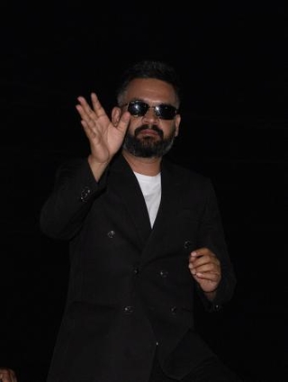 　７日、ネパール・ジャパで、支持者らに手を振るシャハ前カトマンズ市長（ロイター＝共同）