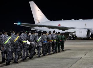 　イラン周辺国の邦人退避に備え、航空自衛隊のＫＣ７６７空中給油輸送機でモルディブへ向かう隊員ら＝８日午前２時２２分、愛知県の空自小牧基地