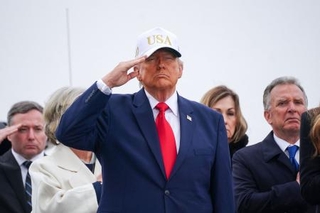 　７日、対イラン作戦で死亡した米兵の遺体に向けて敬礼するトランプ大統領＝米デラウェア州ドーバー（ロイター＝共同）