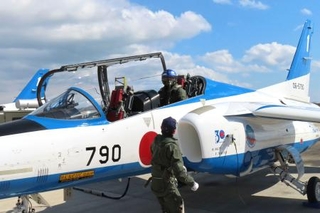　航空自衛隊松島基地で「ブルーインパルス」に搭乗した小泉防衛相＝８日午後、宮城県東松島市