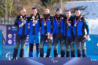 　バイアスロン男子７・５キロ視覚障害で表彰台を独占したウクライナ勢＝７日、イタリア・テーゼロ（共同）