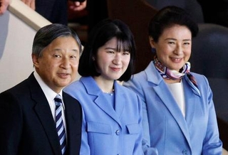 　ＷＢＣの日本-オーストラリア戦の観戦に臨まれる天皇、皇后両陛下と愛子さま＝８日夕、東京ドーム