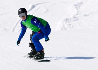 　男子スノーボードクロス大腿障害決勝で滑走する小須田潤太＝８日、イタリア・コルティナダンペッツォ（共同）