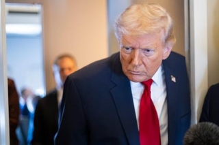 　トランプ米大統領＝７日、米大統領専用機内（ゲッティ＝共同）