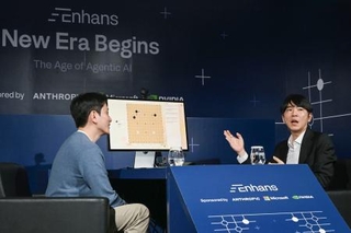 　ソウルで開かれたイベントで話す韓国人棋士の李世ドル九段（右）＝９日（共同）