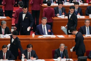 　中国全人代の全体会議に臨む習近平国家主席（中央）＝９日、北京の人民大会堂（共同）
