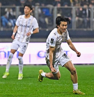 　ダンケルク戦でゴールを決め喜ぶスタッド・ランスの中村（右）＝ダンケルク（ゲッティ＝共同）