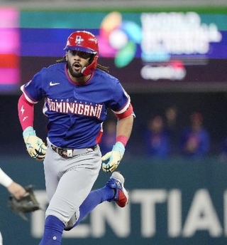 　イスラエル戦の２回、満塁本塁打を放ち塁を回るドミニカ共和国のタティス＝マイアミ（共同）