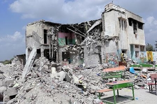 イラン・ミナブで破壊され、がれきが散乱する小学校＝５日（ゲッティ＝共同）